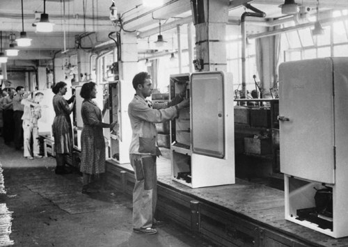 Линия по производству холодильников, 1952 год