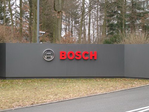 Логотип компании рядом со зданием штаб-квартиры в Герлингене