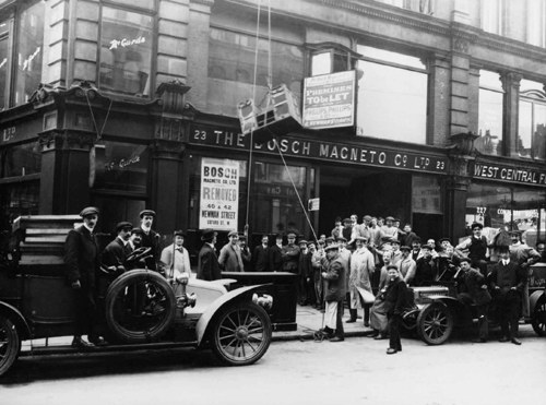 Bosch Magneto Co. Ltd в Лондоне, 1910 год. Персонал компании переезжает из офиса на улице Стор (Store Street) в офис по новому адресу на улице Ньюмэн (Newman Street). Информация о новом адресе офиса размещена в окне здания.