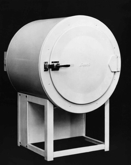 Первый кухонный холодильник, представлен на выставке в Лейпциге, 1933 год